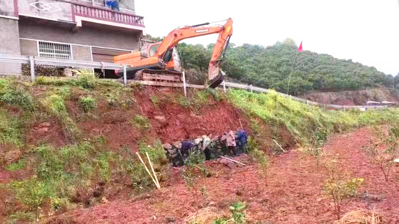打好安全生产翻身仗丨罗卜田乡：修补塌陷路面，保障群众出行
