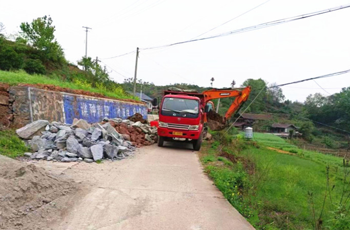 打好安全生产翻身仗丨罗卜田乡：修补塌陷路面，保障群众出行