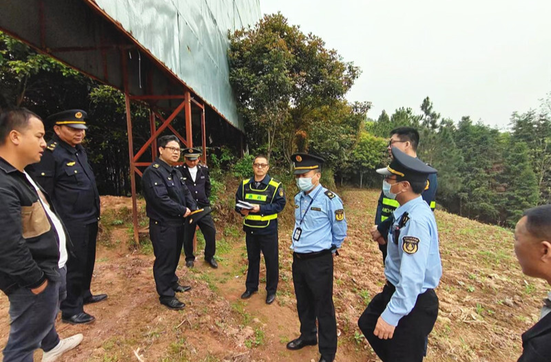 打好安全生产翻身仗丨芷江交通运输局开展重点路段非公路标志牌专项整治行动