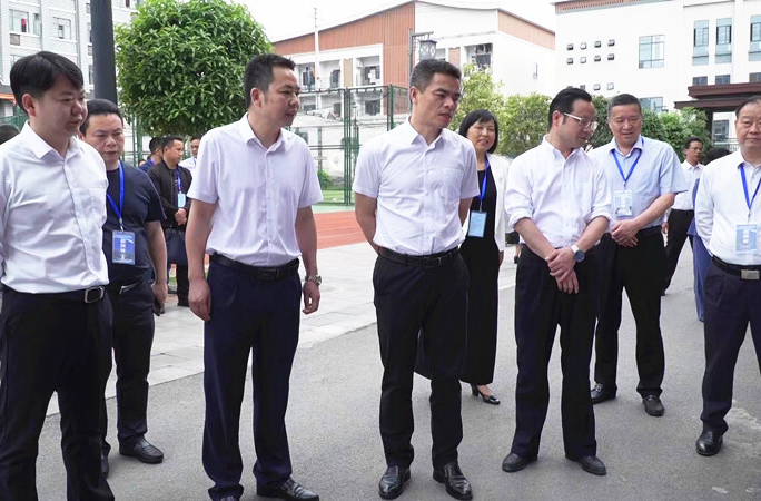 王建球在全市中等职业学校办学条件达标工程推进会上要求 坚决打好中职学校办学条件达标攻坚战
