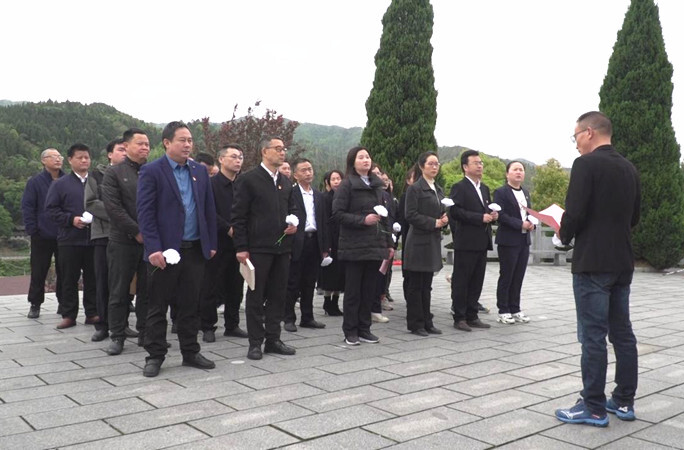 芷江宣传系统开展“书香润心田 重温长征路”主题党日活动
