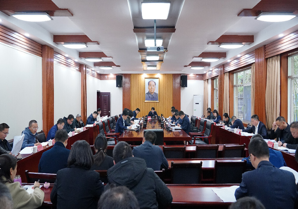县委常委会召开会议 梁志平主持