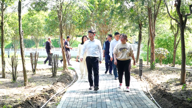 梁志平在桃花溪露营基地调研时强调：要全力以赴赶工期、抢进度 确保“五一”顺利开放运营