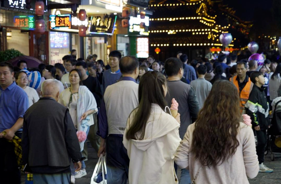 五一假期第四天 芷江“夜市经济”添姿增彩
