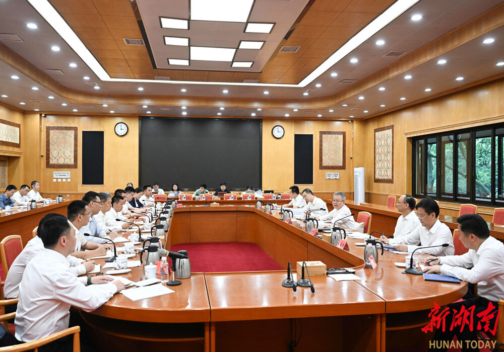 沈晓明主持召开年轻干部培养选拔专题调研座谈会