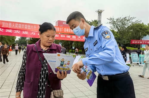 芷江法院开展打击和防范经济犯罪宣传日活动