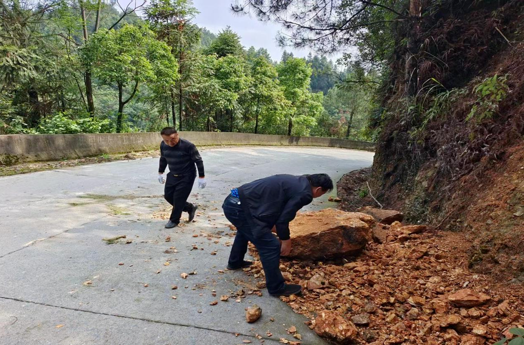 芷江公路建设养护中心：紧急处理塌方 保障道路通畅