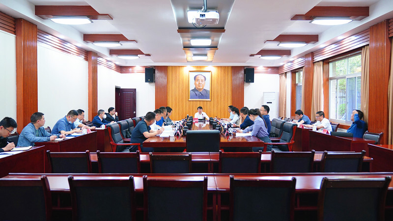 梁志平在县产业开发区办公会上强调：多举措强化用工服务保障 加速度推动招商项目落地投产