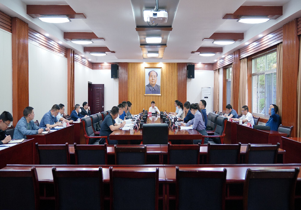 梁志平在县产业开发区办公会上强调：多举措强化用工服务保障 加速度推动招商项目落地投产