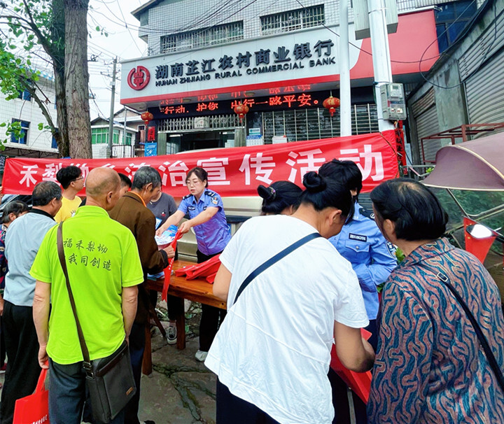 芷江司法局禾梨坳司法所开展法治进集市普法惠民润人心宣传活动