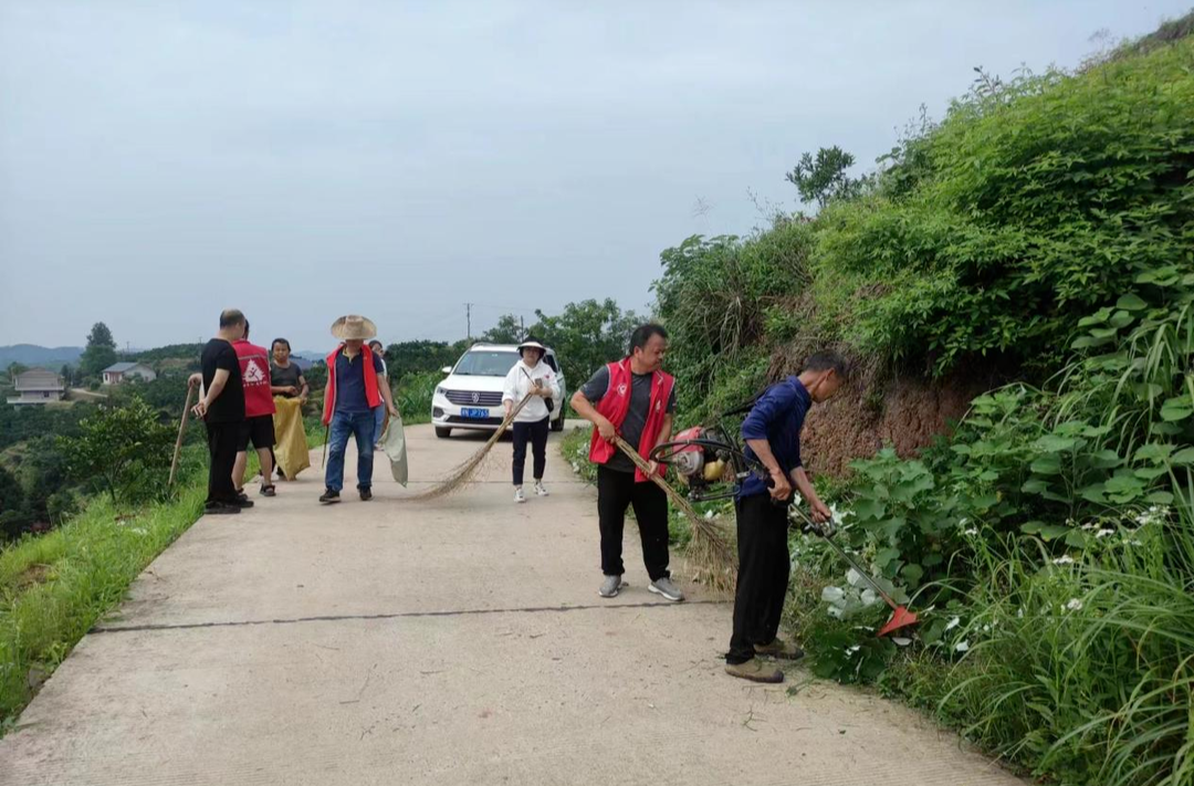 罗卜田乡：清理路边杂草  助力环境卫生整治