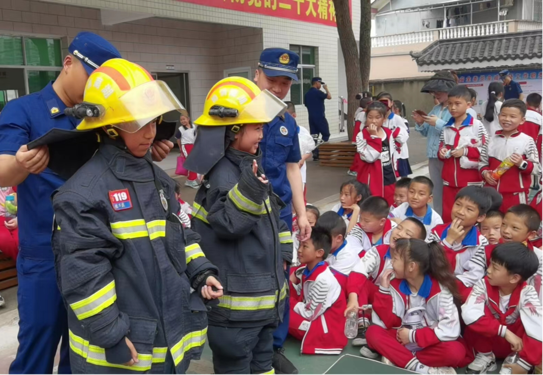 芷江东门口小学300余名师生走进消防站零距离体验消防