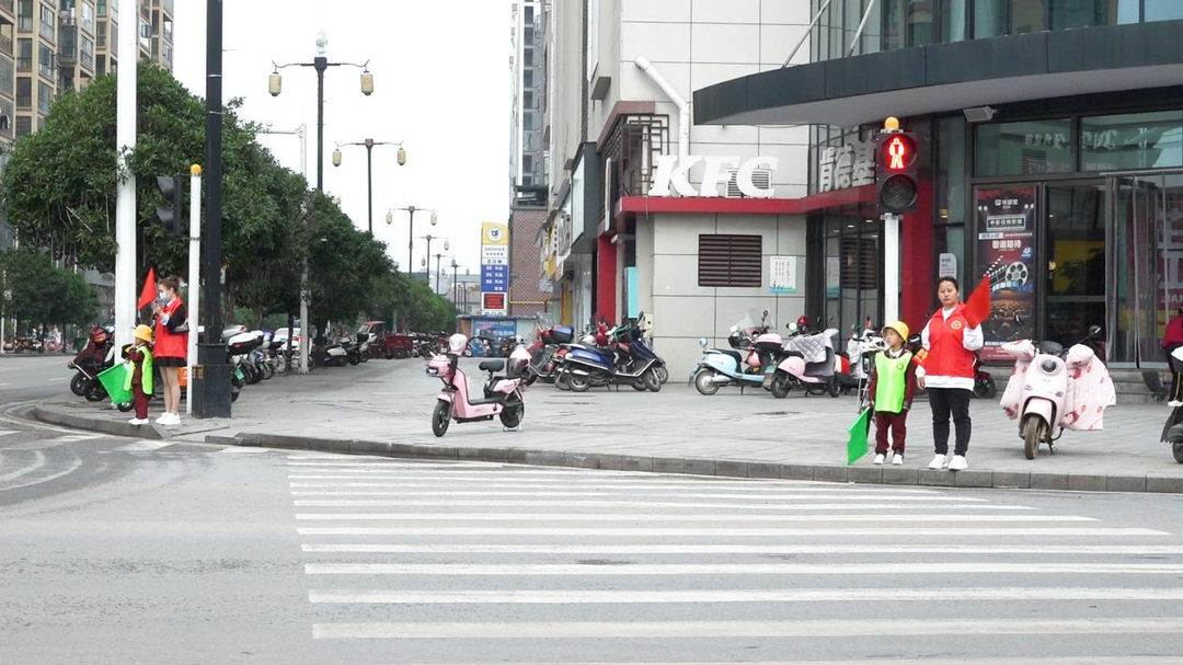 芷江河西幼儿园开展“小手拉大手 文明交通伴我行”交通安全社会实践活动