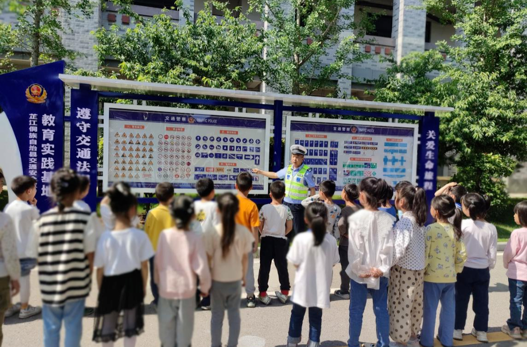 芷江交警开展“六一”交通安全宣传活动