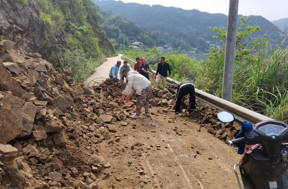 打好安全生产翻身仗丨新店坪镇：全力抢修塌方路段，保障道路安全畅通