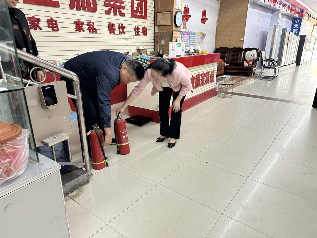 杨柳春在新店坪镇检查安全生产和消防工作