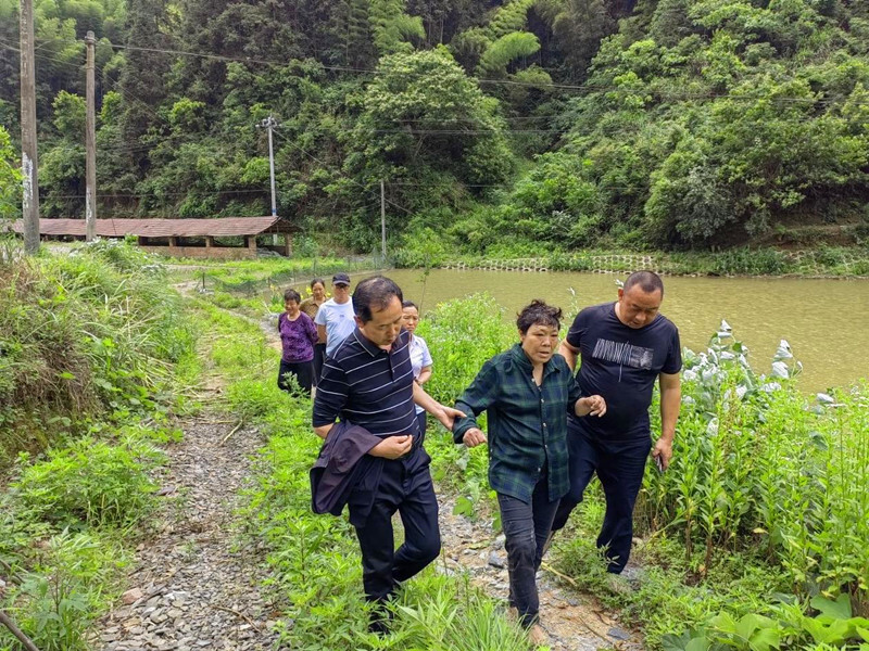 点赞！小渔溪两村民勇救落水妇女