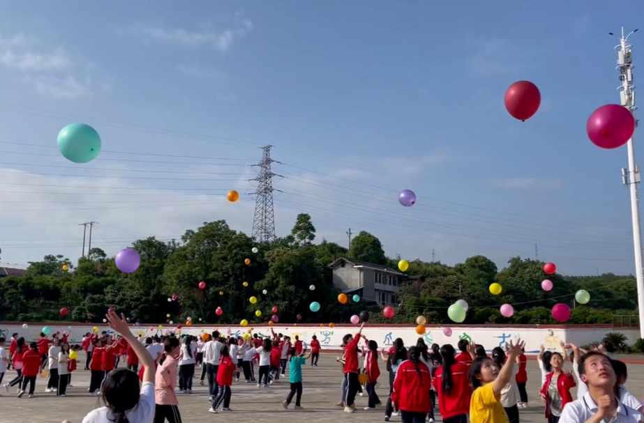 芷江民族职业中专举行“助力高考·放飞梦想”减压团体心理拓展活动