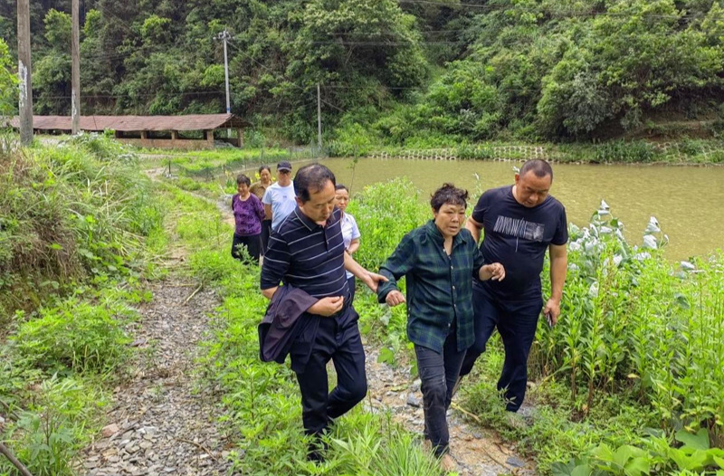 点赞！小渔溪两村民勇救落水妇女