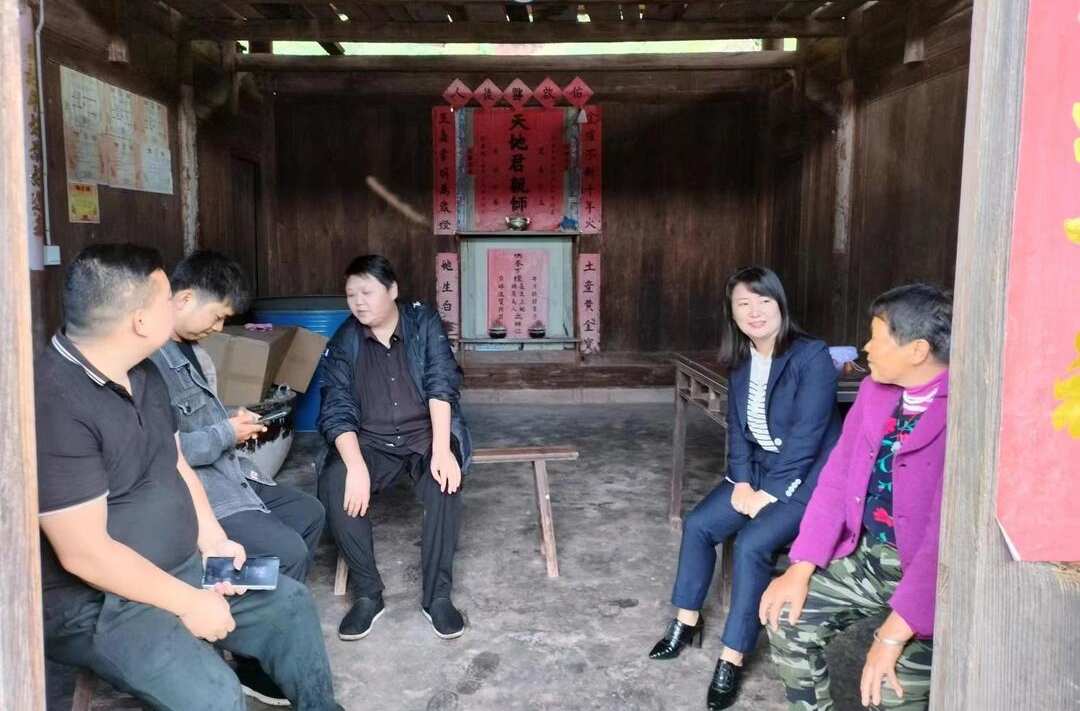 张攀赴禾梨坳乡检查防汛工作
