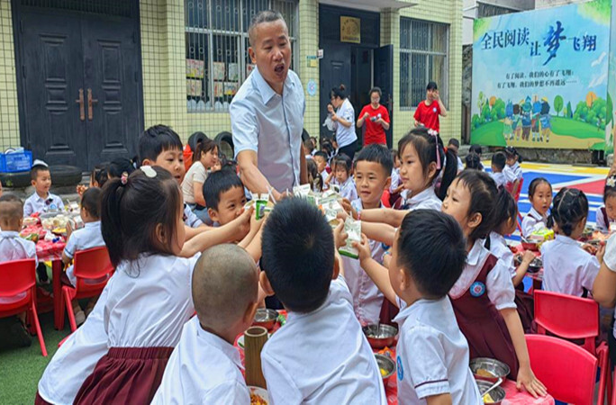 芷江河西幼儿园举办“展民俗  吃大席  别样过六一”民俗体验活动