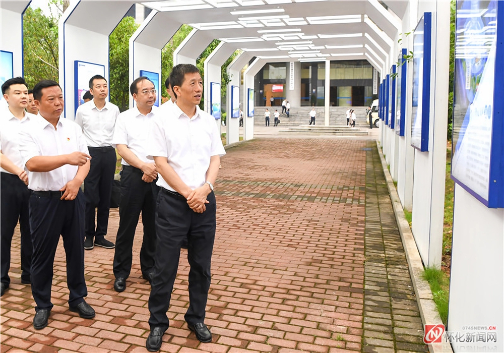 许忠建在市城发集团调研时强调：在加快转型发展中做大做强做优