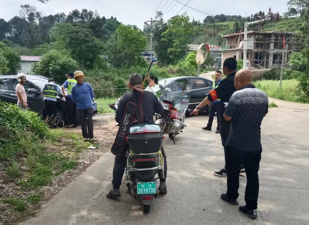 打好安全生产翻身仗丨岩桥镇：开展交通安全整治劝导 保障人民群众安全出行