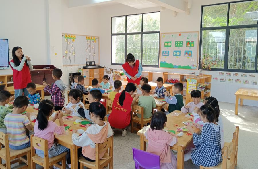 浓情端午 牛牯坪乡妇联走进幼儿园开展“粽”享童趣DIY手工活动