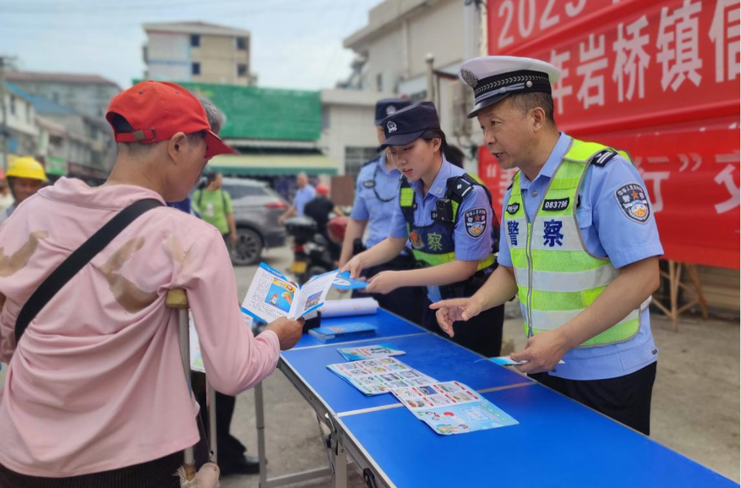 打好安全生产翻身仗丨芷江交警持续开展交通安全进农村活动