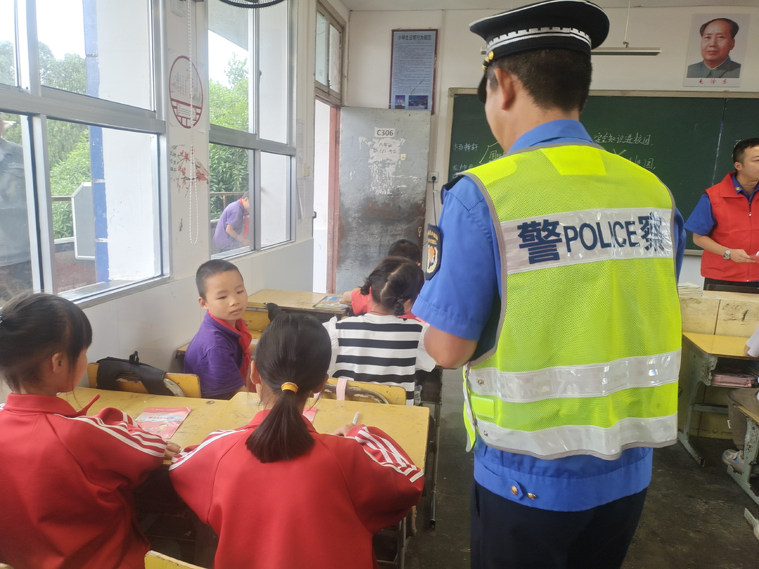 打好安全生产翻身仗｜楠木坪镇开展道路交通安全知识宣传进校园活动