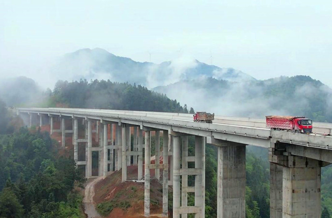 芷铜高速公路建设者：端午之际 我为家人捎句话