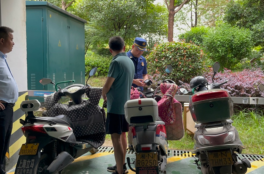 打好安全生产翻身仗丨芷江消防救援大队联合住建部门深入小区开展电动车专项整治行动