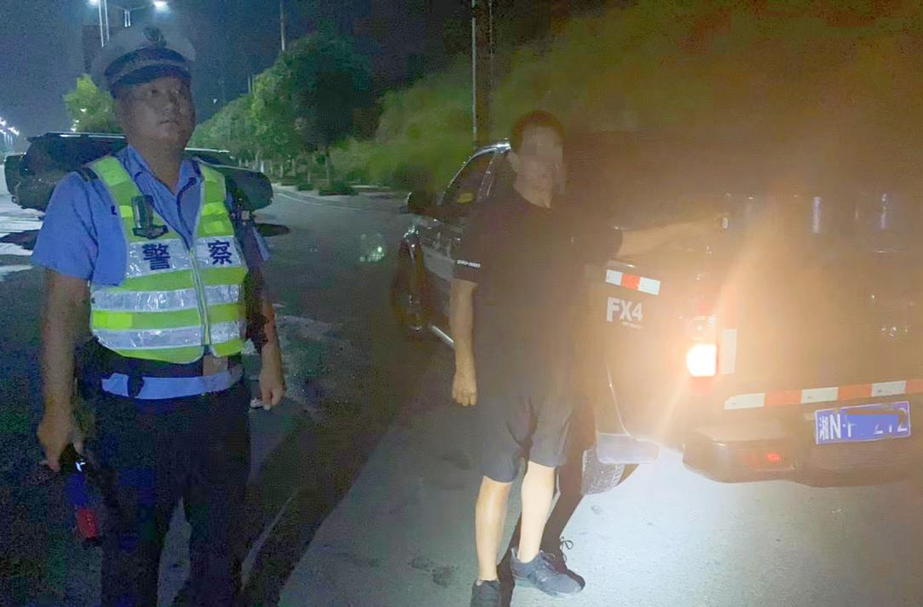 打好安全生产翻身仗丨危险！一轻型普通货车非法运载液化气罐 交警及时查获除隐患