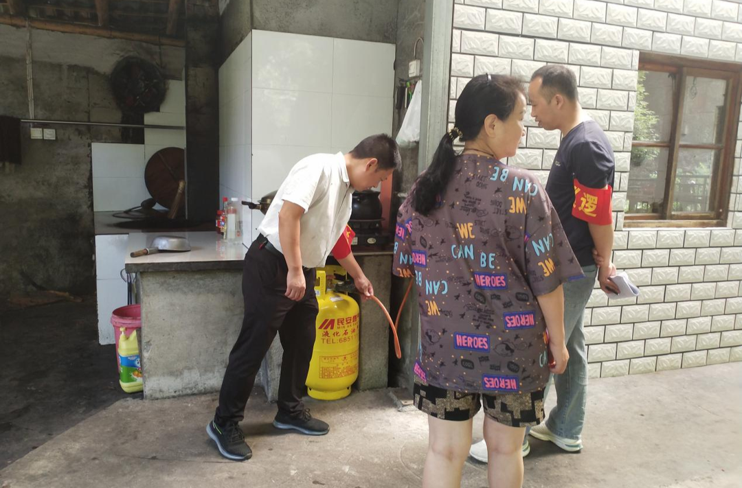 打好安全生产翻身仗丨三道坑镇开展燃气安全隐患排查 守护辖区居民“生命防线”