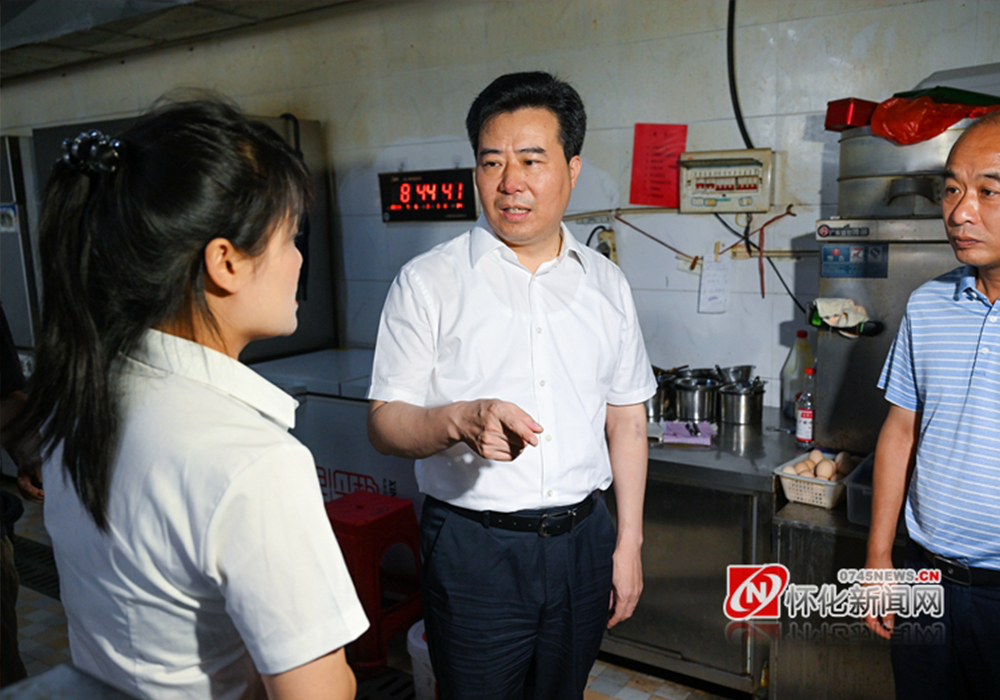 黎春秋调研燃气安全及道路提质改造工作