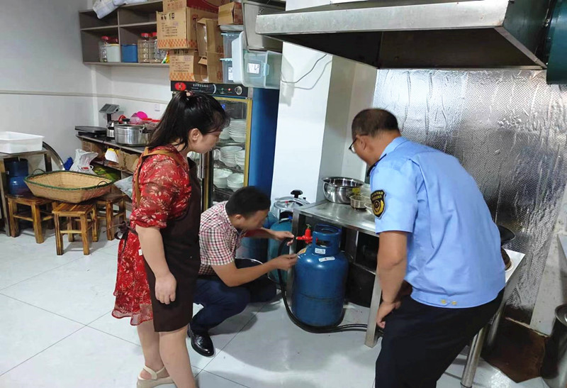 新店坪镇：开展燃气安全检查 筑牢燃气安全防线