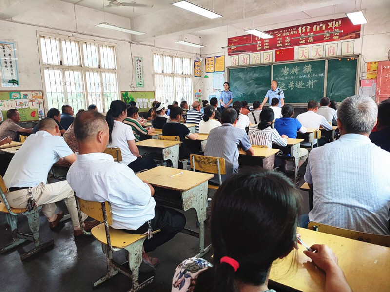 打好安全生产翻身仗丨芷江交警“送考下乡”便民利民