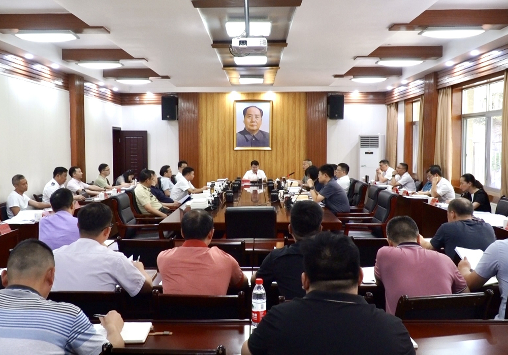 县委常委会会议召开 梁志平主持