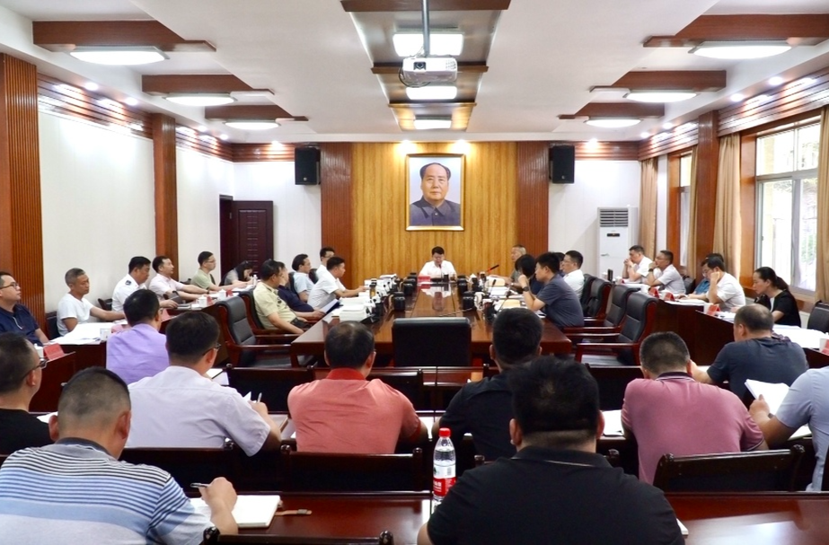 县委常委会会议召开 梁志平主持
