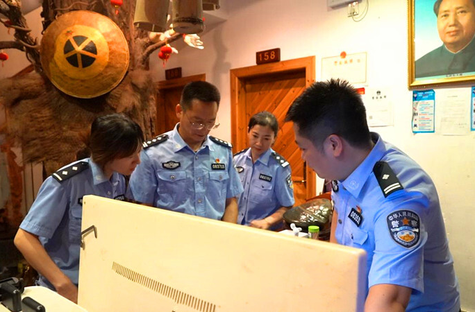 芷江公安开展夏夜治安巡查宣防集中统一行动