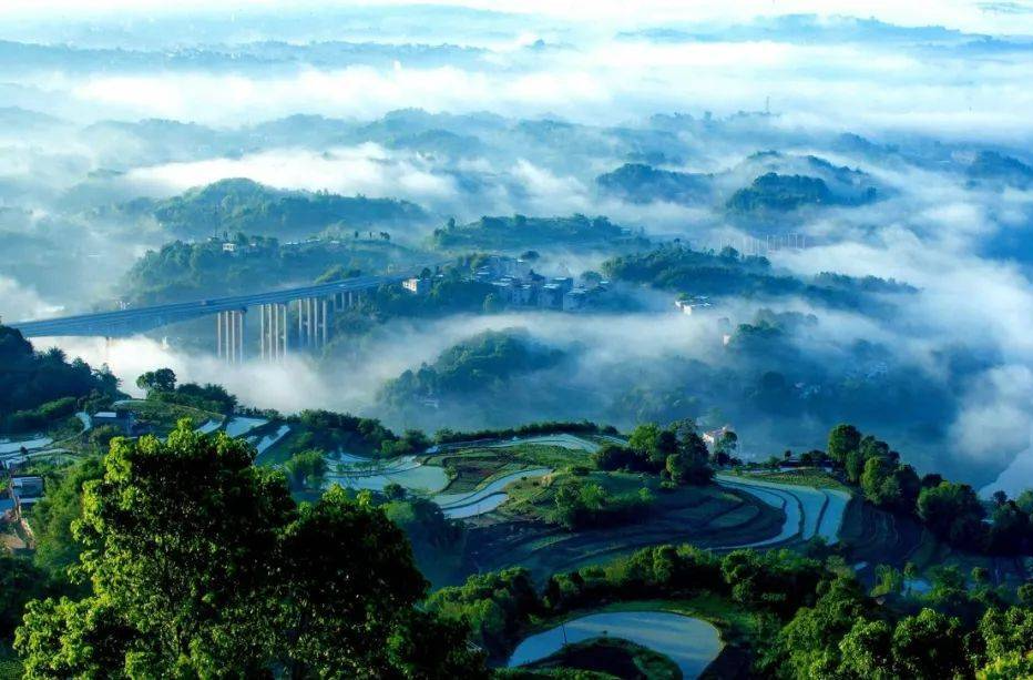 泱泱中华，万古山河。探古追昔，何以中国？寻访历史源头，回望文明之根。“盛世中华 何以中国”网上主题宣传，从千年古都出发，乘中华盛世启航。以文物、遗产、文字为魂，用技术、平台、应用赋能，赓续历史文脉，谱写当代华章