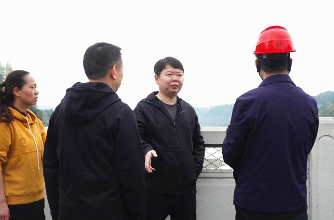 梁志平在巡河并督导生态环境质量改善工作时强调：切实履行河长制责任 改善舞水母亲河  水质，保障全县人民用水安全