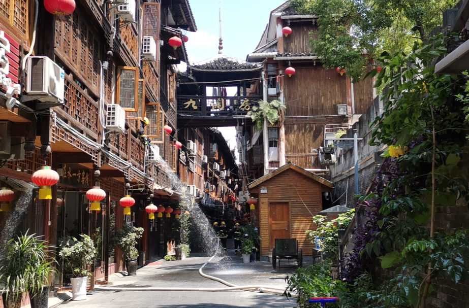 芷江消防救援大队联合索子街专职队开展木质结构房屋消防安全检查及演练