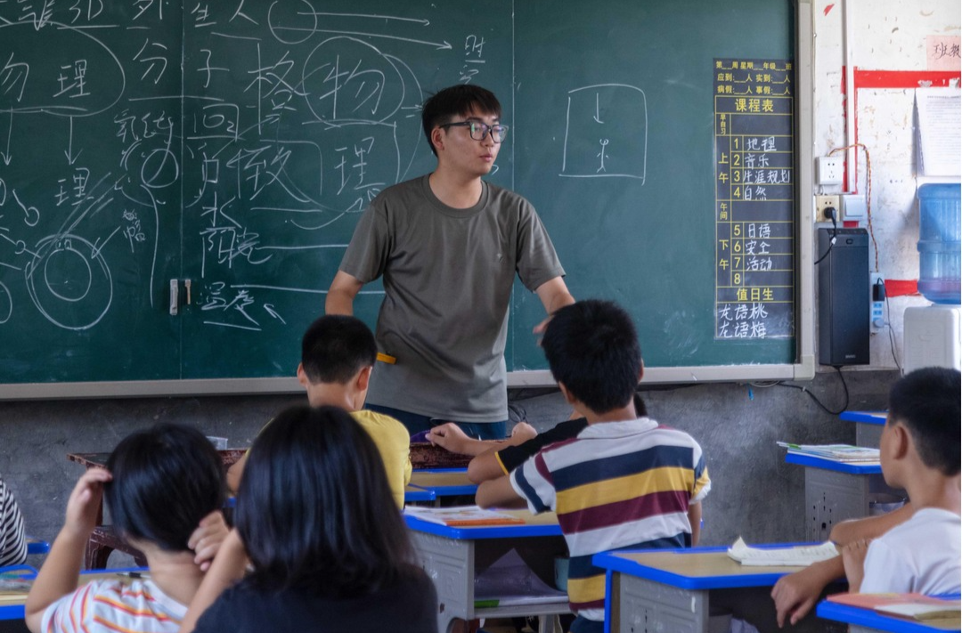 碧涌镇：青年团员逢盛世，支教侗乡正当时
