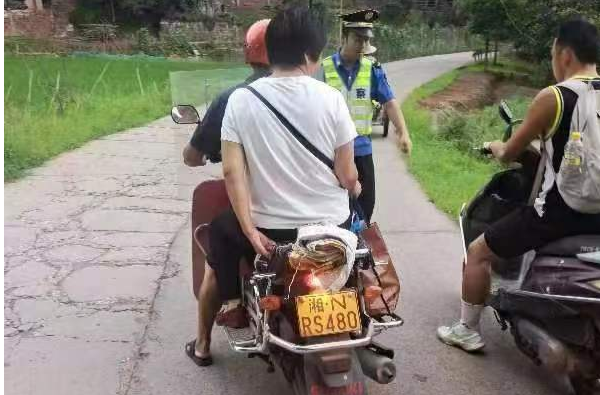打好安全生产翻身仗丨楠木坪镇：安全从“头”做起 生命幸“盔”有你