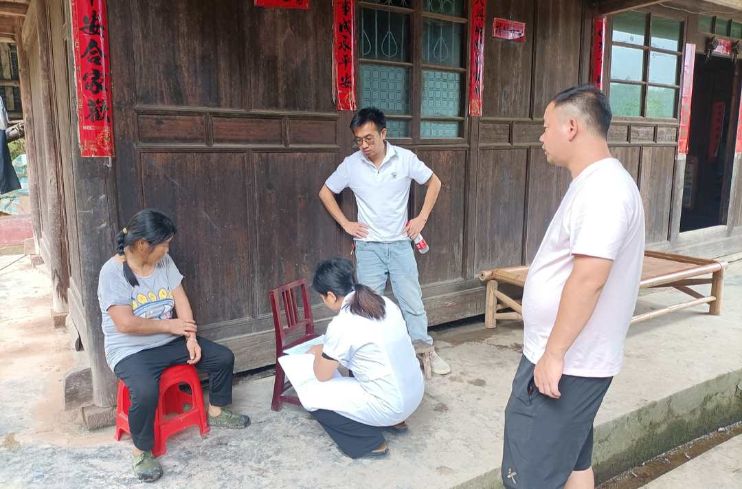 梨溪口乡：入户走访暖人心 和谐与安全同行