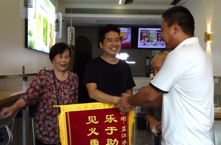 老人不慎摔倒鲜血直流 芷江一商家，出手暖心相救
