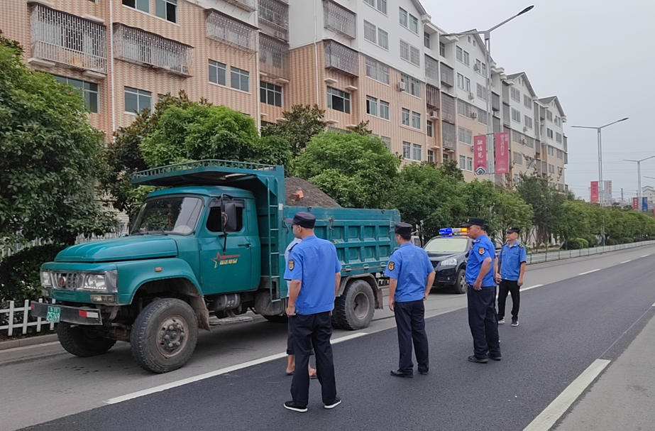 芷江城市管理和综合执法局开展渣土运输专项整治