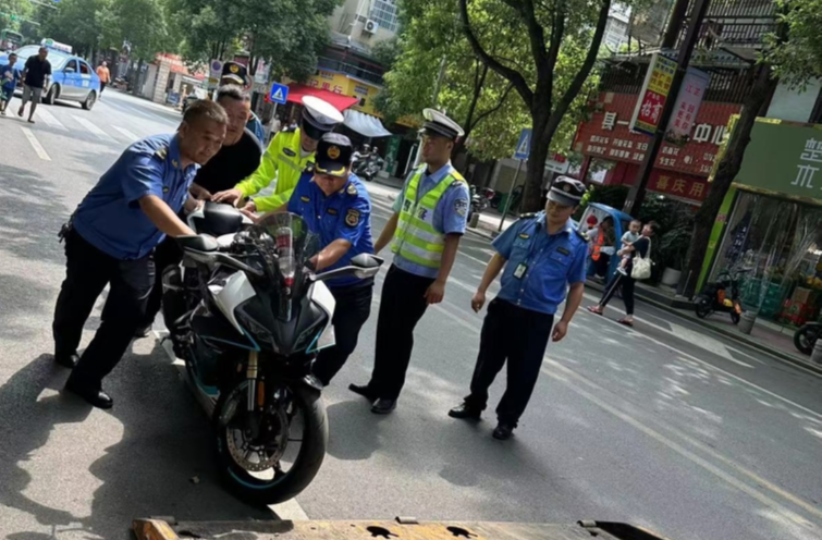 芷江“交警＋城管”联合整治违停乱像