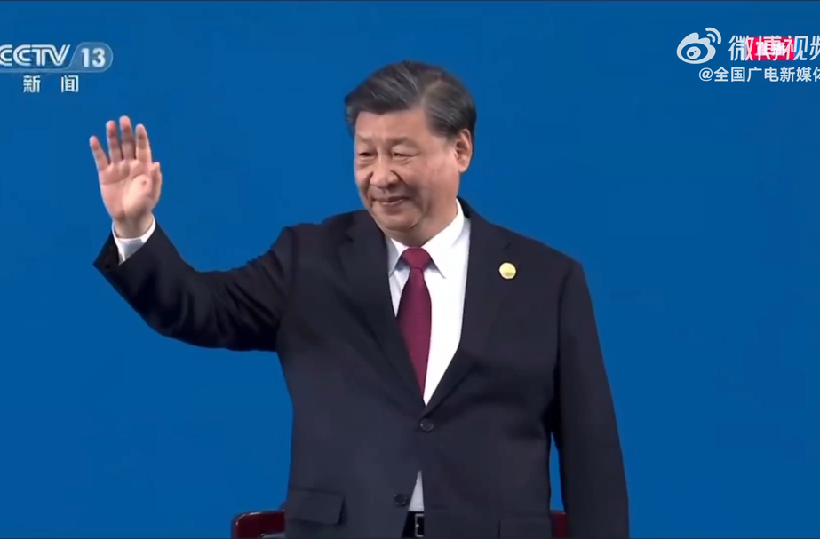 习近平出席第31届世界大学生夏季运动会开幕式